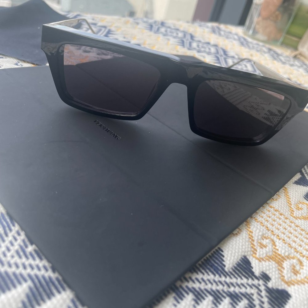 Vera Wang Sunglasses - Picture 3 of 6